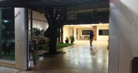Muro de vidro blindado também foi atingido 
