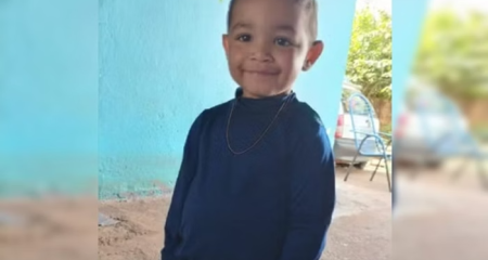 Menino pegou um par de tênis que estava secando em uma mureta; escorpião estava dentro do calçado