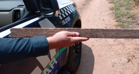 Para se proteger, a vítima correu e se trancou dentro de um dos quartos da casa