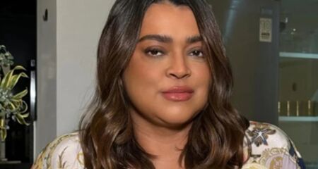 Ela decidiu se assumir cantora quase aos 29 anos, após lutar contra alguns medos. Seu primeiro disco, Prêt-à- Porter, foi lançado em 2003