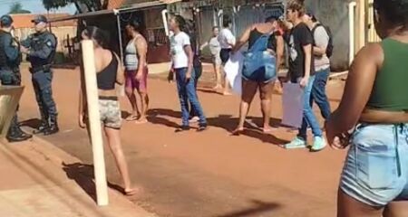 Mulheres ameçaram bater em mãe de bebê 