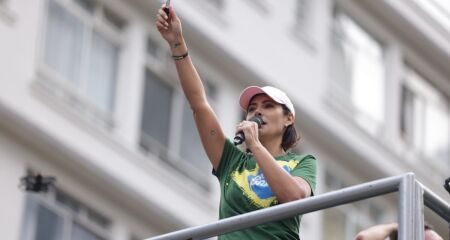 Por decisão judicial, a comunicadora petista Teônia Pereira teve que apagar vídeos nos quais ofende Michelle Bolsonaro (PL)