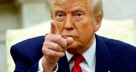 Donald Trump afirmou a repórteres a caminho do Texas que pretende conversar com Lula. Trump impôs tarifa de 50% a todos produtos brasileiros