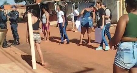Mulheres ameaçaram bater em mãe de bebê /