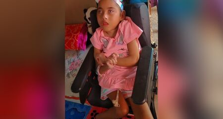 Com sonda vencida desde maio e falta de insumo no SUS, mãe faz apelo para filha poder se alimentar