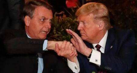 Presidente dos EUA fez nova defesa de Bolsonaro pelas redes sociais. Ele pede que deixem "o grande ex-presidente do Brasil em paz"