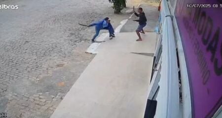 Idoso e um homem mais jovem se enfrentaram em plena via pública