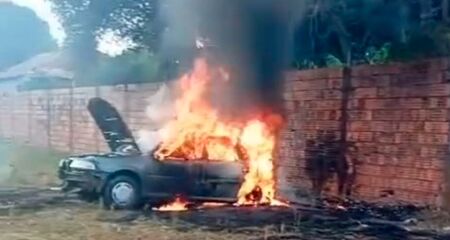 O carro pegou fogo durante a manhã de ontem