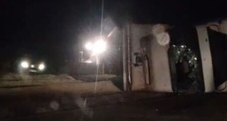 Motorista da carreta perdeu o controle do veículo e tombou sob a MS-306