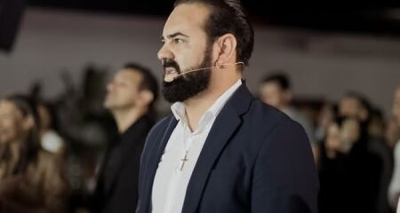 Pastor virou alvo de críticas nas redes sociais após dizer que "odeia pobres". Igreja dele movimentou R$ 4 milhões junto a grupo suspeito