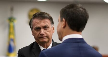 PF cumpre mandados de busca e apreensão em endereços ligados ao ex-presidente. Jair Bolsonaro terá que usar tornozeleira eletrônica