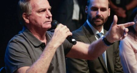 A PF realizou busca e apreensão na casa de Jair Bolsonaro. Moraes determinou medidas cautelares ao ex-presidente, como uso de tornozeleira
