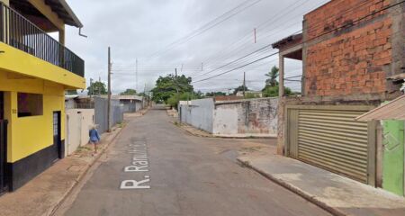 Vítima foi atingida por disparos feitos de dentro de um Parati; ele foi socorrido à Santa Casa