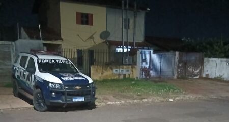 Homem de aproximadamente 34 anos foi contido e encaminhado à delegacia; ninguém ficou ferido