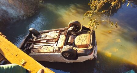 Veículo ficou com as rodas para cima e parte submersa; bombeiros fizeram busca por possível vítima