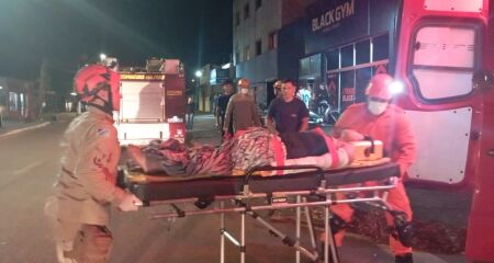 Vítima foi atingida na calçada; motociclista perdeu controle ao desviar para evitar batida em cruzamento
