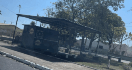 Espaço público virou alvo de investigação do MP após denúncias de uso irregular por trailer; moradores denunciam abandono
