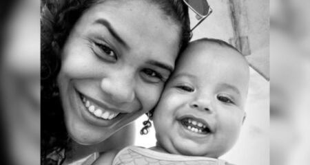 Gabrielly Simões foi encontrada de bruços em cima da cama abraçada com a filha, de 1 ano. O atirador é um sargento que tirou a própria vida