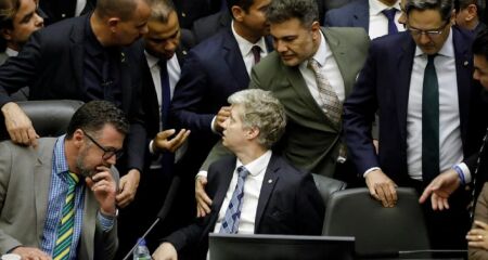Pollon pode tomar gancho por ocupar mesa 