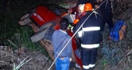 O veículo caiu dentro de um açude seco