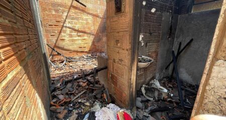 Mulher cobrava dívida de R$ 3 mil pela venda de perfumes; após discussão, suspeito teria retornado ao local e ateado fogo na casa