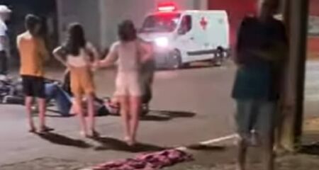 Acidente ocorreu na noite deste sábado (2) na Avenida Prefeito Theofanes; cachorro morreu no local