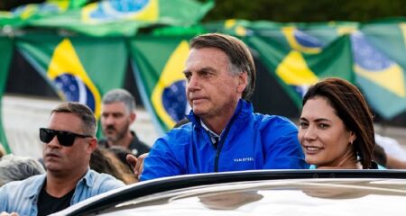 Em operação da Polícia Federal, Bolsonaro teve o celular apreendido e está proibido de usar o aparelho ou de deixar a sua casa no DF
