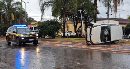O acidente ocorreu na tarde desta segunda-feira, na Avenida Dorvalino dos Santos