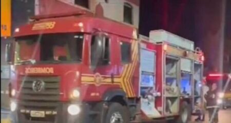 Fogo atingiu a parte superior do imóvel; causas do incêndio são investigadas