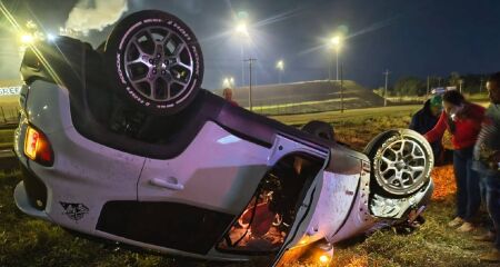Condutor perdeu o controle na rotatória de acesso à cidade; causas do acidente serão investigadas