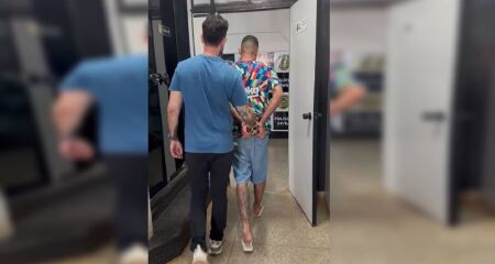 O agressor deu três socos no rosto da vítima e a empurrou para fora do veículo em movimento. A mulher caiu próximo ao meio-fio, desmaiada