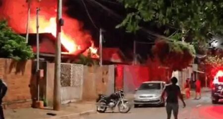 Duas pessoas conseguiram sair a tempo e acionaram o socorro; perícia vai apurar causas do incêndio