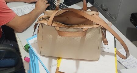 O celular foi subtraído de dentro da bolsa da vítima, que estava sobre uma cadeira