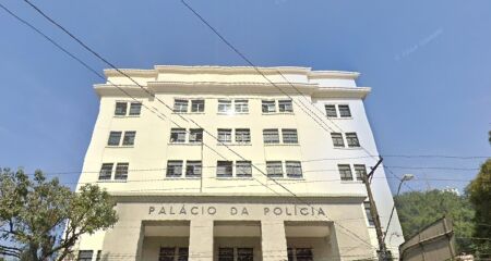 PMs foram acionados à casa da família em Santos e viram os corpos em um quarto. Mãe e filha estavam abraçadas e com muito sangue ao redor