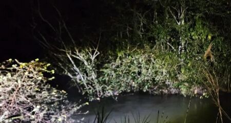 Corpo da vítima, em avançado estado de decomposição, foi encontrado enroscado em galhos às margens do rio
