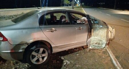 Veículo ficou bastante destruído; motorista abandonou o local antes da chegada do resgate e da polícia