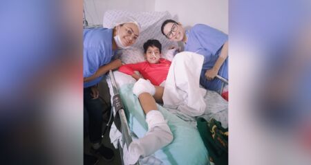 Anthony ao lado da enfermeira e médica que o acompanhou na Santa Casa