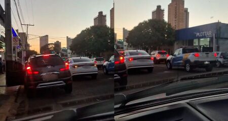 A confusão acontece todo dia no horário de saída da aula