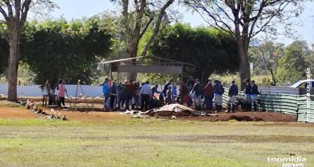 Cena comoveu familiares durante velório de recém-nascido morto em parto; família acredita em negligência médica