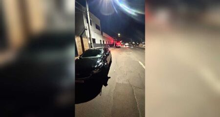 Testemunha aponta que rapazes teriam atravessado a via com o sinal aberto para os carros