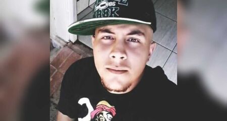 Motociclista morreu após bater em árvore na Avenida Gunter Hans; sepultamento foi neste domingo, sob forte comoção