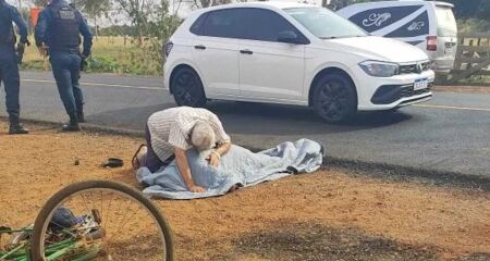 A cena comoveu policiais, socorristas e transeuntes que passavam pelo local