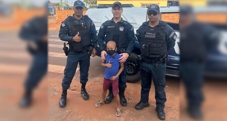 Sorriso estampado e olhos brilhando marcaram o domingo do pequeno Lucas apaixonado pela polícia