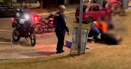 Foram preciso três agentes para tentar conter o homem, que estava agressivo e chegou a agredir um guarda