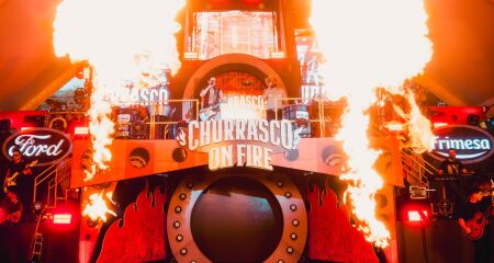 Fernando & Sorocaba comandam o palco do Churrasco On Fire em um show de três horas com experiências imersivas e estrutura de alto nível
