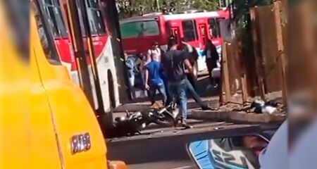 Apesar da cena grave, o motociclista teve apenas ferimentos leves pelo corpo