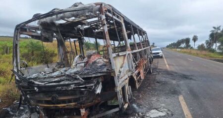 Incêndio ocorreu quando veículo se deslocava para buscar alunos