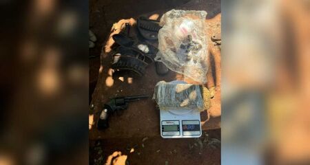 Homem com mandado de prisão e medida protetiva atirou contra policiais e foi baleado nesta sexta-feira (8)