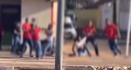 A mulher seria colega de serviço dos homens e correu para dentro do restaurante para fugir do companheiro 