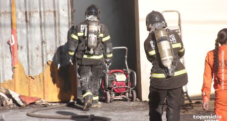 Bombeiros usaram 40 mil litros de água e todos os cilindros de oxigênio da corporação para conter as chamas